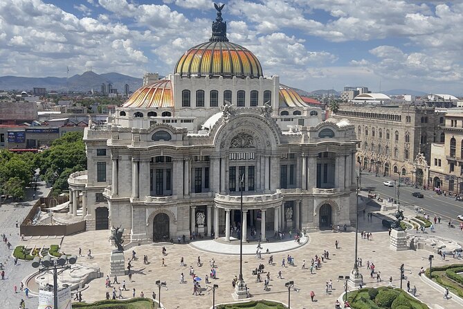 2 Hours of Mexican Muralism with an Art Lover - The walk along Mexico City’s grand central avenue