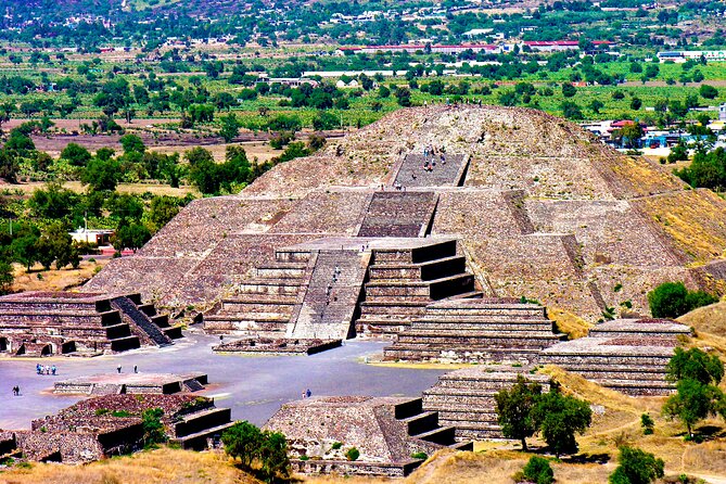 8-Day Best of Mexico Tour: Mexico City to Cancun - The flight south and Palenque among the trees