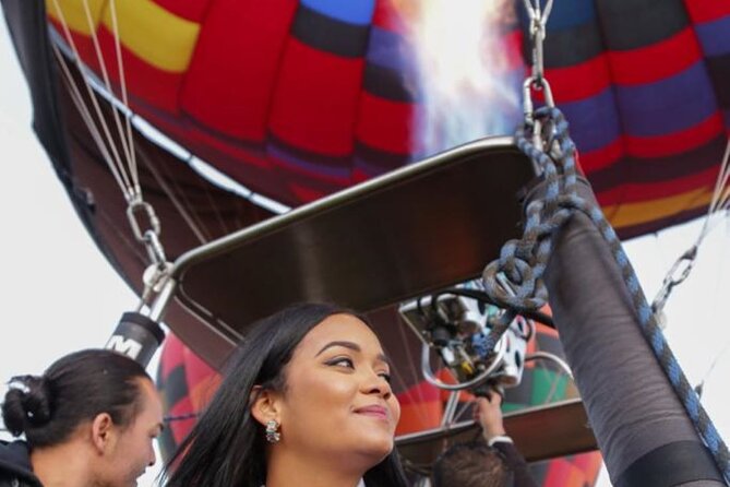 All-inclusive hot air balloon flight over Teotihuacan - Breakfast in a cave or facing the pyramids