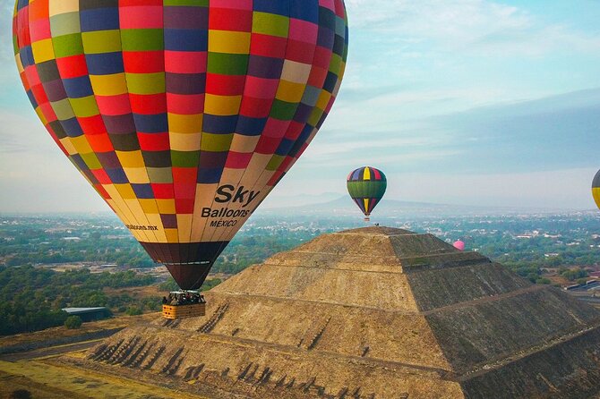 Balloon adventure: transfer+breakfast in the cave+guided pyramids - Breakfast inside the natural grotto at La Cueva
