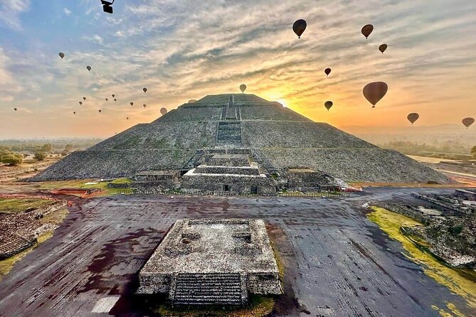 Balloon flight Teotihuacan, Breakfast in a cave Pick up in CDMX - A sunrise flight above Teotihuacan