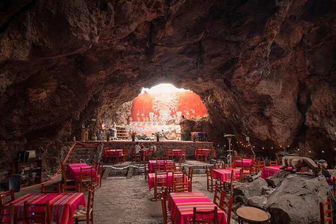 Balloon Flight with Breakfast in a Natural Cave and Transportation from CDMX - A sunrise flight with Teotihuacán below
