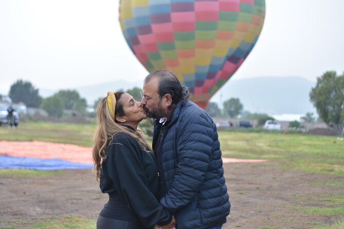 Balloon Flight with Breakfast in Cave and Pyramids of Teotihuacan - Eating breakfast beneath a natural cave