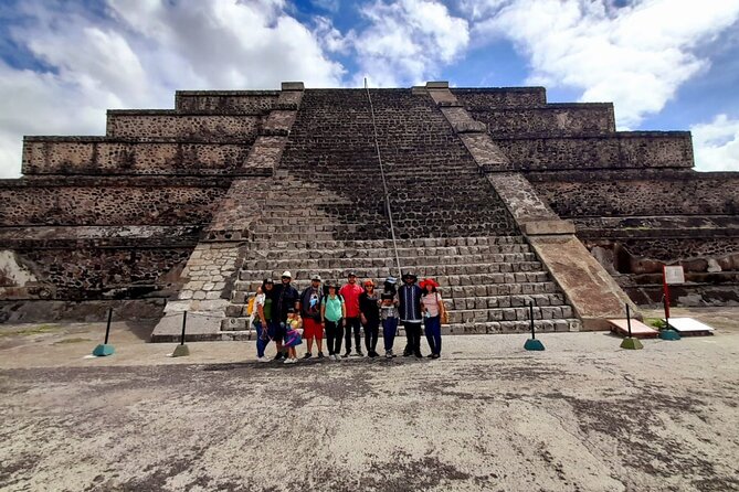 Balloon flight with private transportation and guided tour to Teotihuacán - Walking through Teotihuacán with a guide