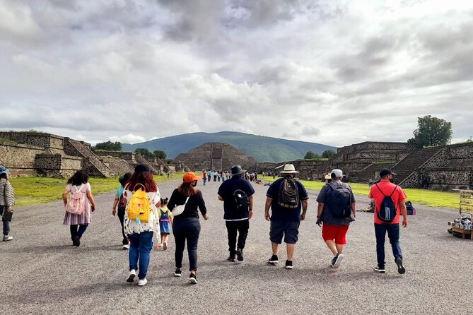 Balloon flight with private transportation and guided tour to Teotihuacán - Coffee, bread, and the balloon launch