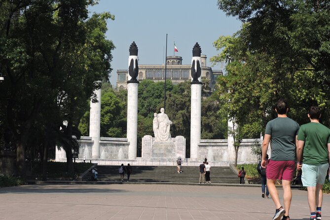 Bike tour in the Chapultepec Forest and Roma Condesa - Guide style and the level of information