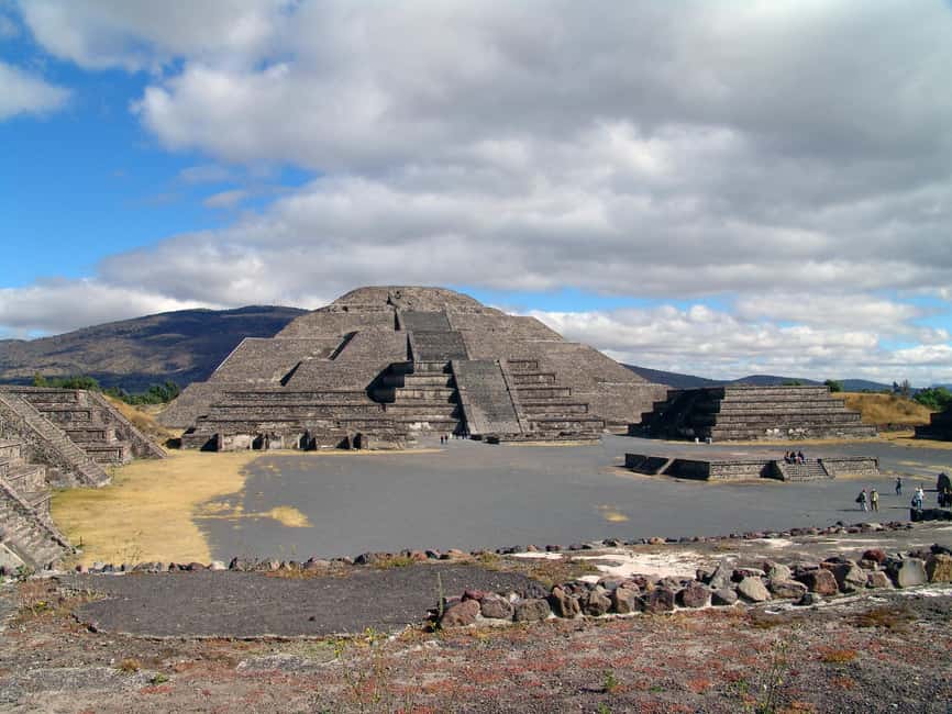 CDMX: Teotihuacan, Tlatelolco and Guadalupe Tour - Lunch and the Mexican fiesta