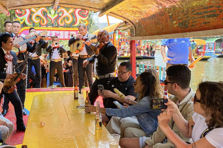 CDMX: Xochimilco Trajinera Party, Drinks, Mariachi & Tacos - Meeting at El Chango and getting settled