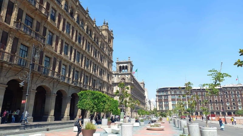 Ciudad de Mexico: Historia y vida moderna en la capital - A refreshment break at Plaza Manuel Tolsá
