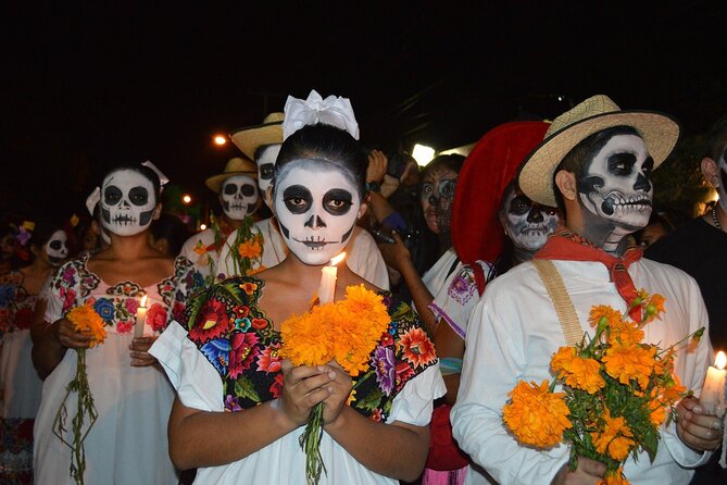 Day of the Dead Tour in Mexico City - The 6 pm meeting point and the long ride south