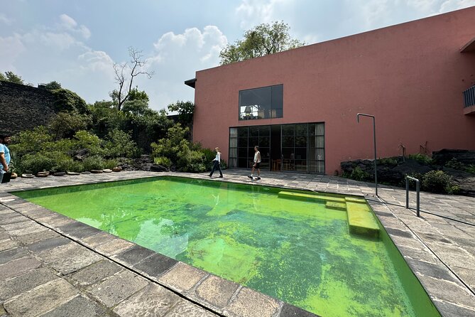 EXCLUSIVE TOUR Luis Barragán Casa Pedregal - small groups - Small groups, short visits, and the pace of the tour
