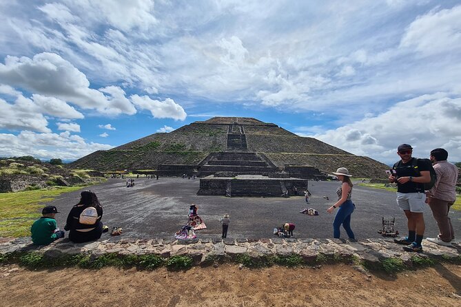 EXCLUSIVE TOUR Teotihuacán - Small Groups - Walking among the pyramids for two hours