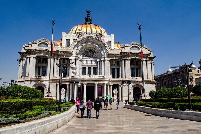 EXCLUSIVE TOUR to Palacio de Bellas Artes - small groups - Small groups and the guide you receive