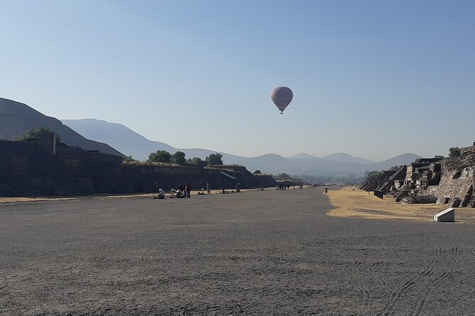 Flight in Globe, visit archaeological area, breakfast and transport - Breakfast after the flight