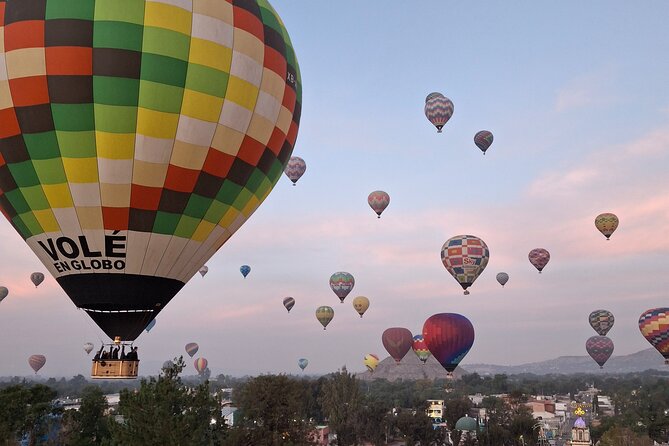 Flight in Globe, visit archaeological area, breakfast and transport - Walking through the Teotihuacan archaeological zone