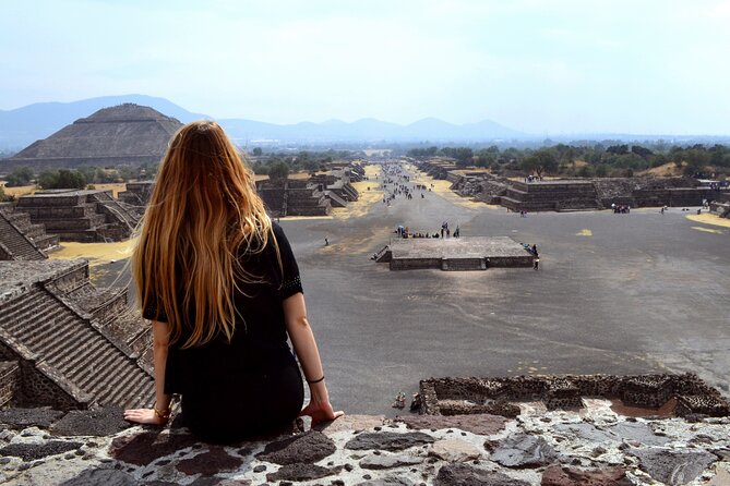 Flight + Transportation + Breakfast + Tour and Pyramid Ascent. - Entering Teotihuacan with only one hour