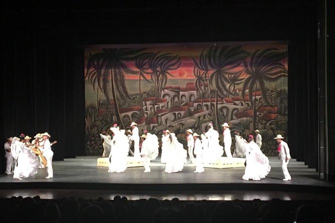 Folkloric Ballet in Mexico City - Communication and timing matter