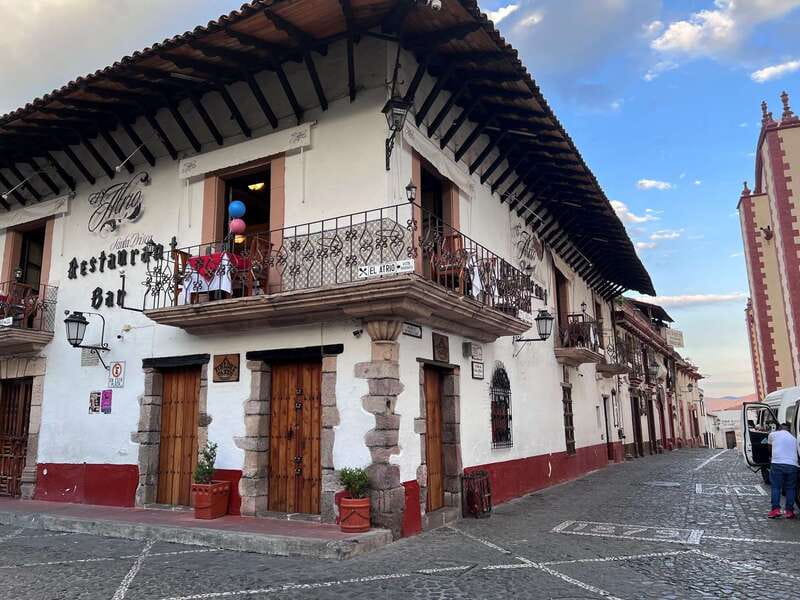 From Mexico City: 10-Hour Cuernavaca and Taxco Tour - Guides, vehicles, and the shared-tour format