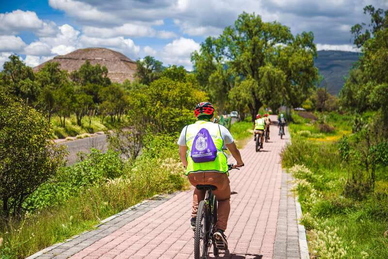 From Mexico City: Teotihuacan Pyramids and Bike Tour - Starting on foot along the Avenue of the Dead