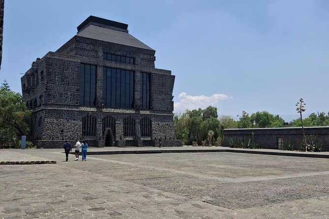Full-Day Private Tour of Mexico City: Teotihuacan and Xochimilco - A food tour with tacos, mole, and cantinas
