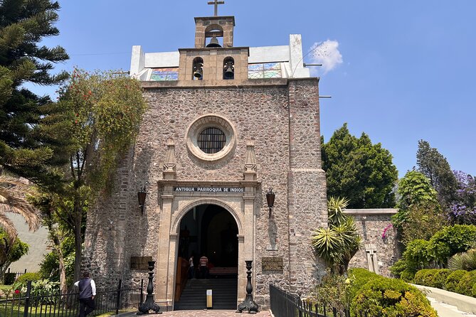 Full Visit of the Virgin of Guadalupe's village in private tour - Comparing the New Basilica with the older churches