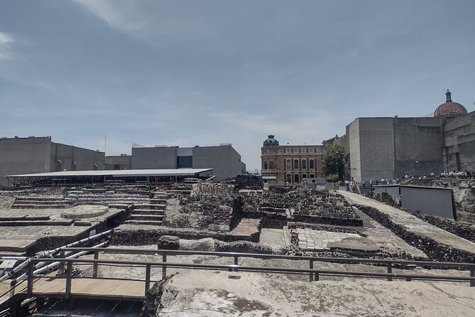Historic center walking tour through time and space - Key points to know before you book