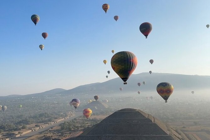 Hot Air Balloon Flight with Cave Breakfast - A 30 to 50 minute balloon flight above Teotihuacan