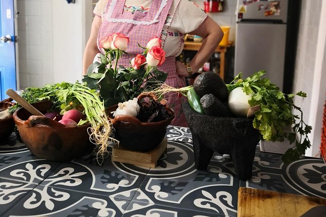 Learn to Cook Mexican Salsas - Meeting the hosts in a home kitchen
