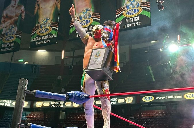 Live Wrestling from the Best Area of the Arena Mexico - What the arena food adds to the evening