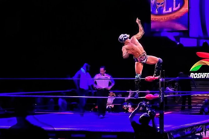 Lucha Libre wrestling show, tacos and beer with artist - From the meal to Arena Mexico
