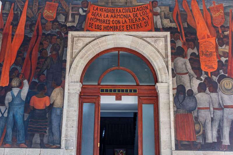 Mexican muralism with a true Art lover - What the guide adds to the murals