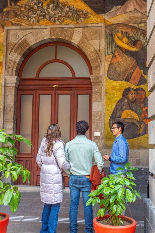 Mexican muralism with a true Art lover - Madero Street connects art with the city