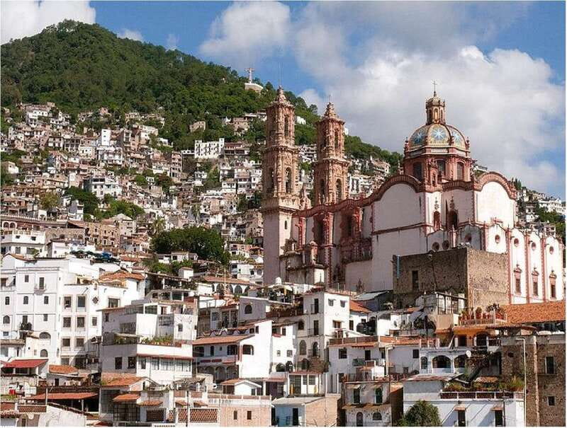 Mexico City: Cacahuamilpa Caves and Taxco Small-Group Tour - Taking the cable car above Taxco
