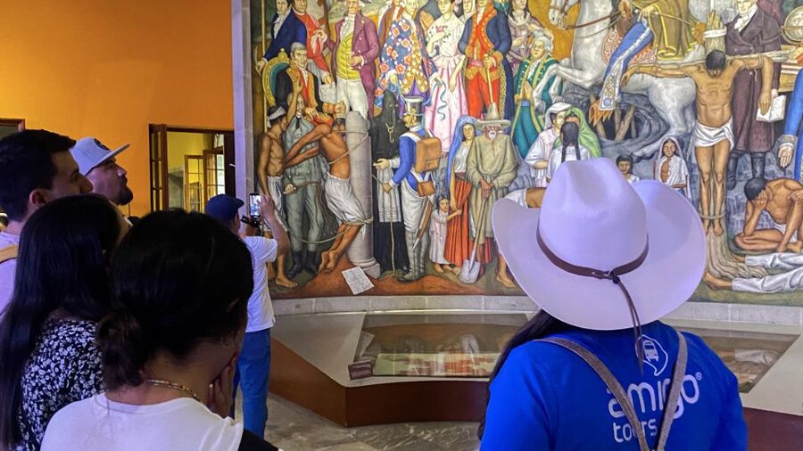 Mexico City: Chapultepec Castle and Anthropology Museum Tour - The coffee break on Avenida Grutas