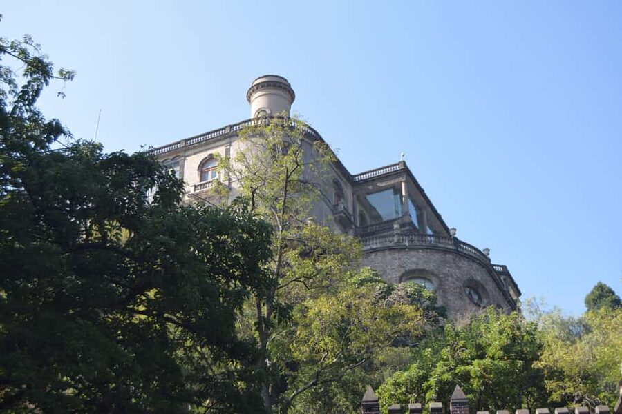 Mexico City: Chapultepec Castle and Forest Guided Tour - Lakes, trees, and Librería Porrúa