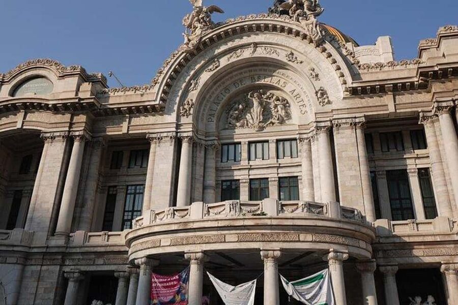 Mexico City: Exclusive Tour of Palacio de Bellas Artes - Key points at a glance