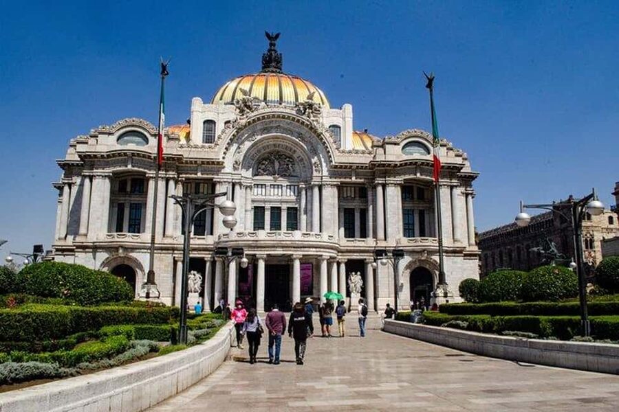 Mexico City: Exclusive Tour of Palacio de Bellas Artes - The guides make the difference