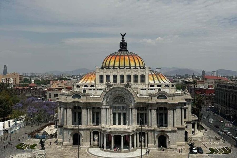 Mexico City: Exclusive Tour of Palacio de Bellas Artes - Inside the palace: architecture before artwork