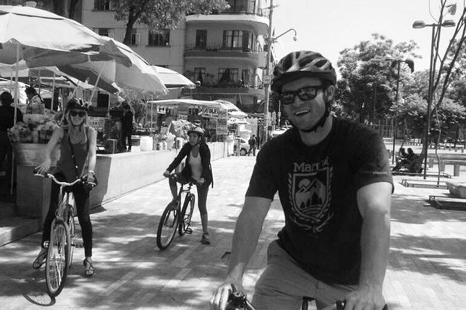 MEXICO CITY FOOD TOUR: flavors on two wheels - Explore a Roma market over handmade quesadillas