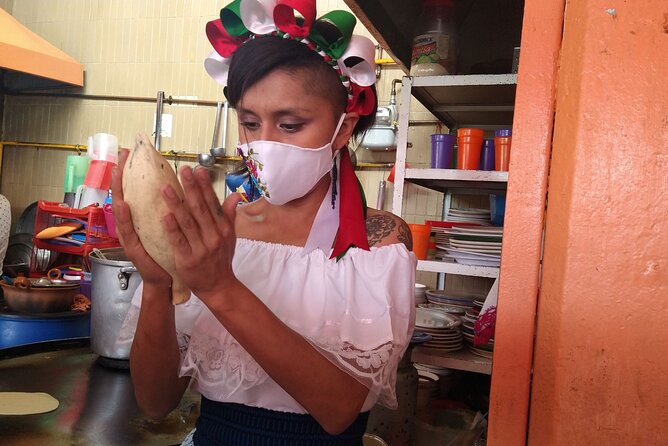 Mexico City: Hidden Markets, Street Food & Salsa-Making Tour - Making salsa with a local family