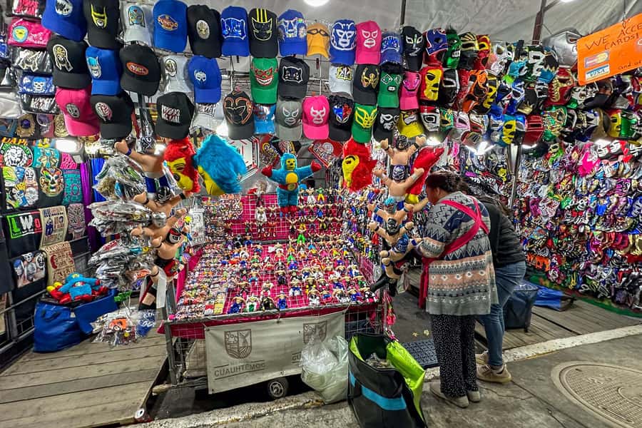 Mexico City: Mexican Lucha Libre Experience & Mezcal Tasting - Guides, group size, and the evening pace