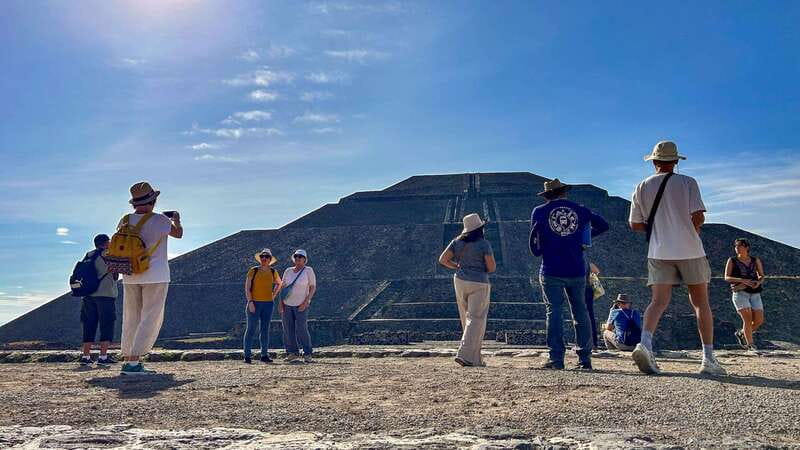 Mexico City: Teotihuacan First Entry Tour with Expert Guide - Walking the Avenue of the Dead
