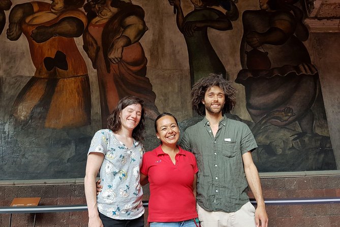 Muralist Art Semi Private Walking Tour in Mexico City Downtown - What the guide adds beyond the paintings