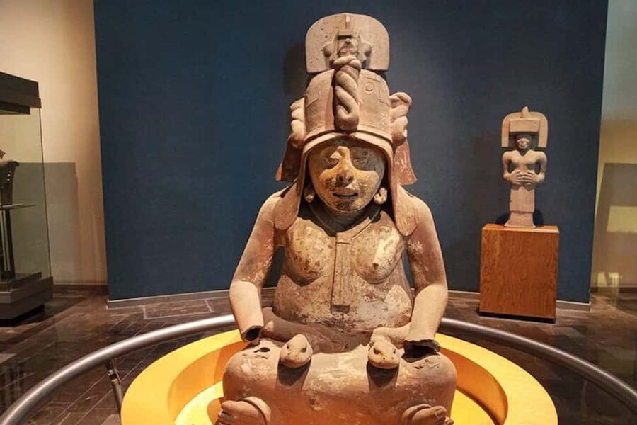 National Museum of Anthropology: a journey into Mexico's past - English lang. - The Mexica room and the symbols of empire