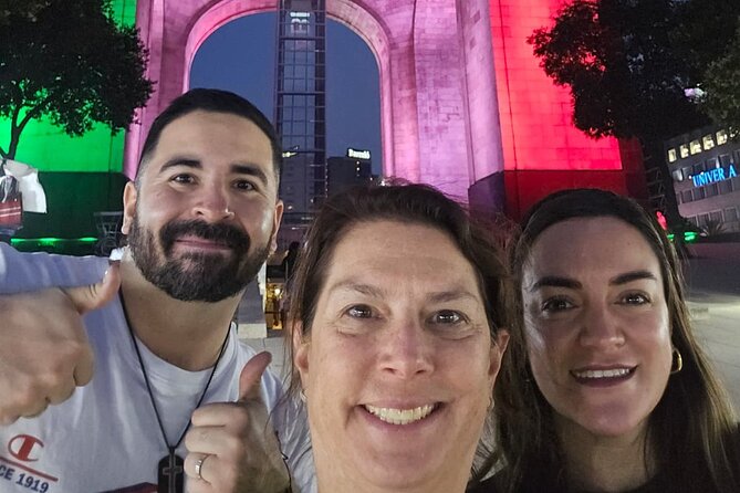 Night tour + tacos in Mexico City fully illuminated! - Fifteen minutes at the Revolution Monument
