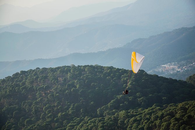Paragliding in Valle de Bravo - Landing beside the lake