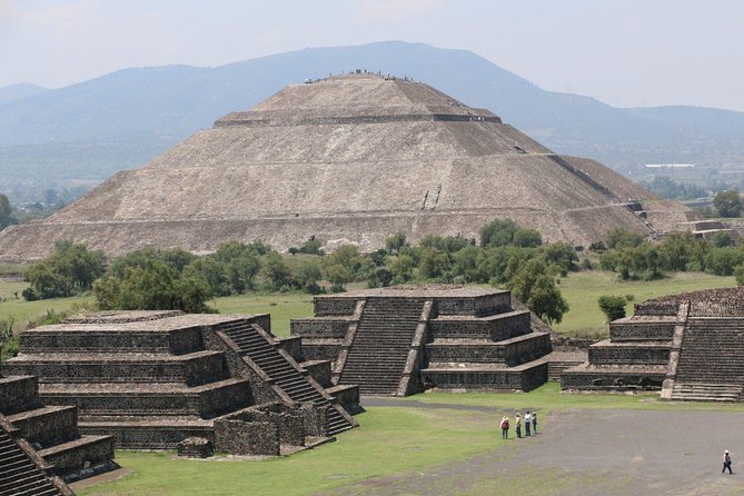 Private from Mexico City: Pyramids of Teotihuacan & Basilica of Guadalupe - Seeing both sides of the Basilica of Guadalupe