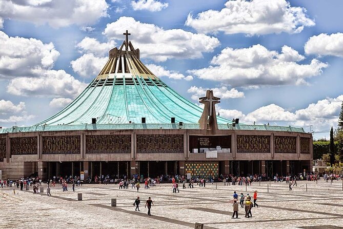 Pyramids of Teotihuacán and Basilica of Guadalupe - The private vehicle is the biggest practical advantage