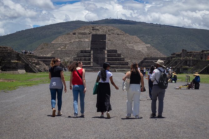 Teotihuacán 3 Pyramids Tour with Cave Breakfast + Transportation - The guides make the difference