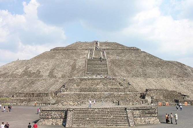 Teotihuacan and Basilica of Guadalupe with mezcal, tequila & handcrafts - The Basilica of Guadalupe and the Tepeyac hill